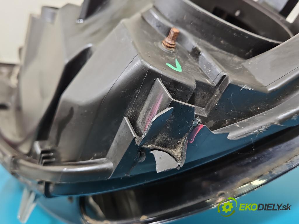 Peugeot 308 II 2013-2021 1.6 hdi 120 HP manual 88 kW 1560 cm3 5- Reflektor: pravý 9677522980 (Svetlo predné pravé)