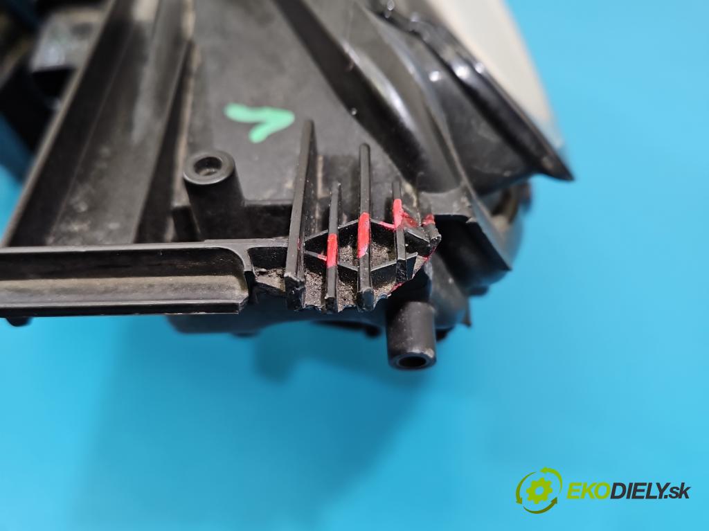 Peugeot 308 II 2013-2021 1.6 hdi 120 HP manual 88 kW 1560 cm3 5- Reflektor: pravý 9677522980 (Svetlo predné pravé)