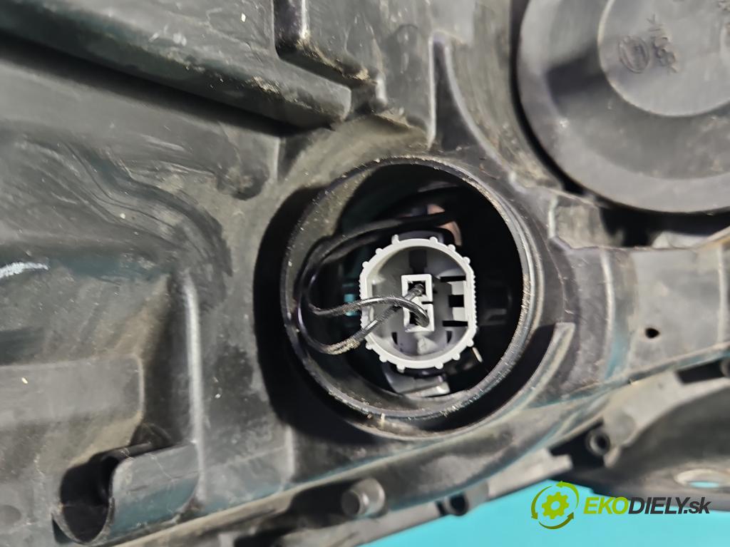 Vw Golf VI 2008-2013 1.6 tdi CAY 105 HP manual 77 kW 1598 cm3 5- Reflektor: pravý  (Svetlo predné pravé)