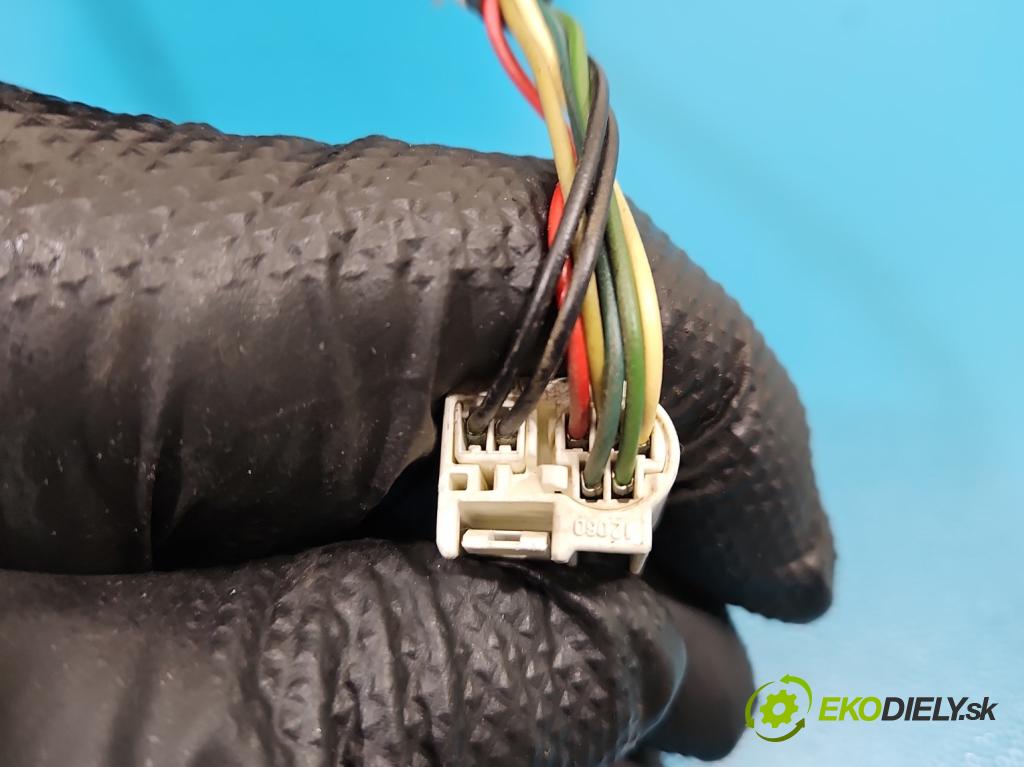 Toyota Avensis II T25 2003-2008 2.2 D-CAT 177 hp manual 130 kW 2231 cm3 5- zpětné zrcátko levé  (Klika dveří ostatní)