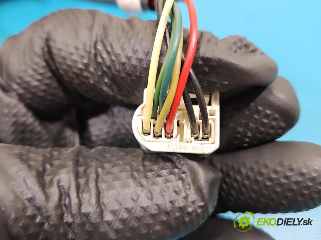 Toyota Avensis II T25 2003-2008 2.2 D-CAT 177 hp manual 130 kW 2231 cm3 5- zpětné zrcátko levé  (Klika dveří ostatní)