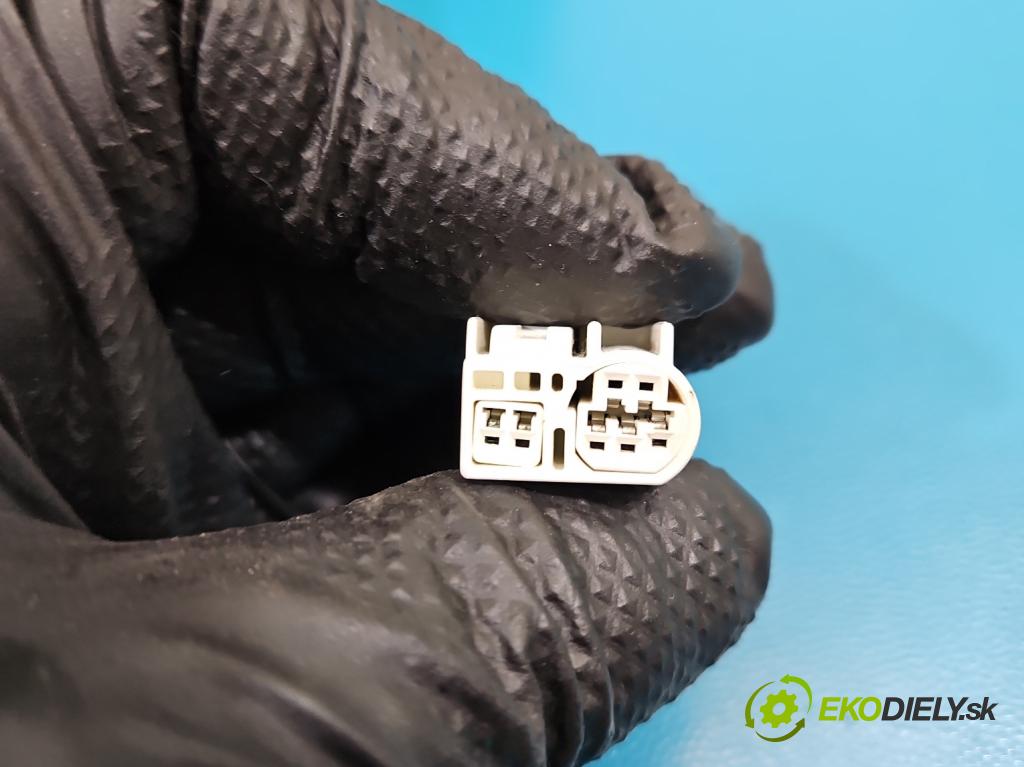 Toyota Avensis II T25 2003-2008 2.2 D-CAT 177 hp manual 130 kW 2231 cm3 5- zpětné zrcátko levé  (Klika dveří ostatní)