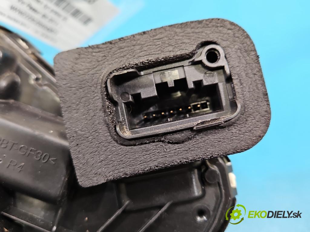 Vw Passat B8 2014 - 2.0 TDI 150 HP automatic 110 kW 1968 cm3 5- zámok zadné pravý 5NA839016C