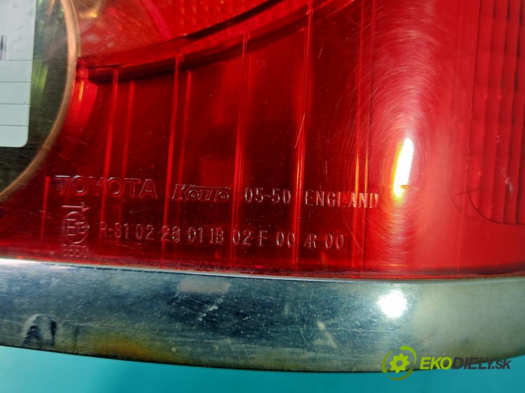 Toyota Avensis II T25 2003-2008 2.2 D-CAT 177 HP manual 130 kW 2231 cm3 5- svetlo / reflektor zadné pravé  (Kľučka dverí ostatné)