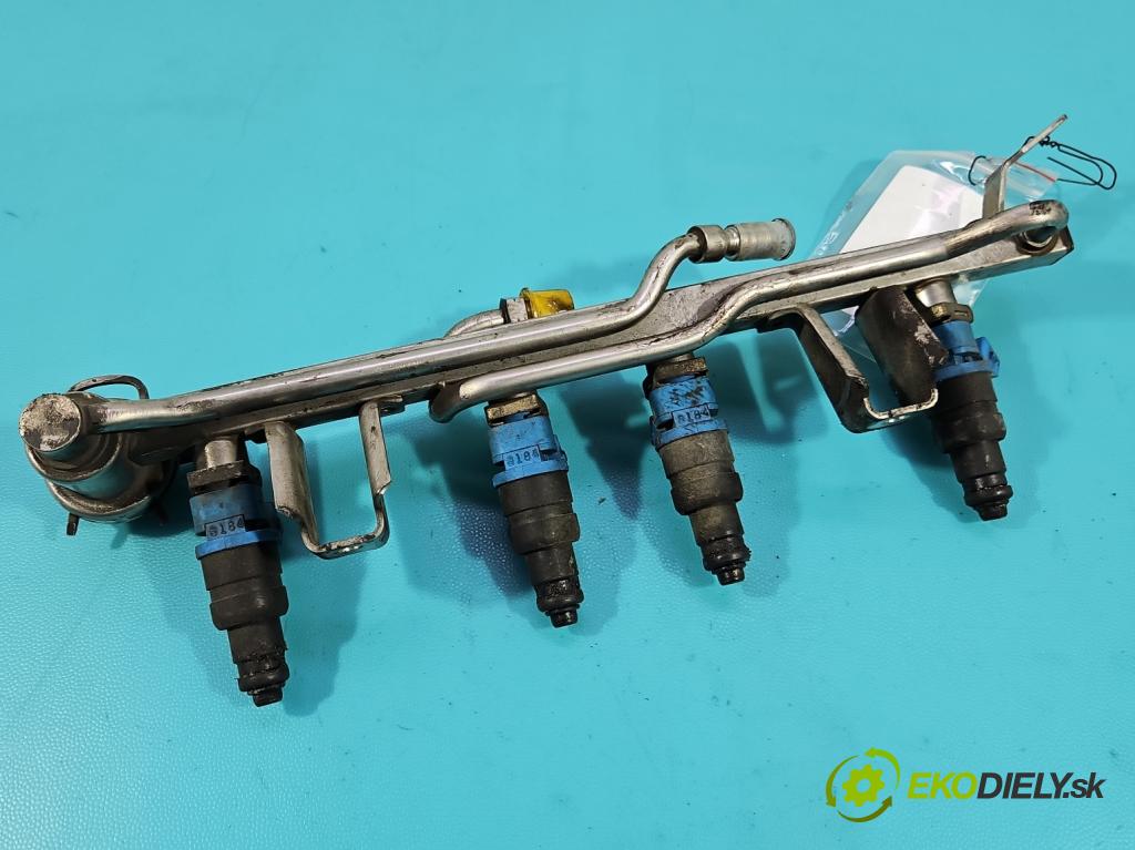 Audi A4 B5 1994-2001 1.6 SR 101 HP manual 74 kW 1595 cm3 4- vstrek 06B133551C (Vstrekovač paliva)