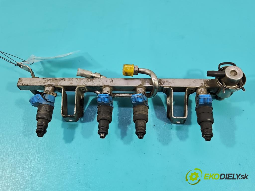 Audi A4 B5 1994-2001 1.6 SR 101 HP manual 74 kW 1595 cm3 4- vstrek 06B133551C (Vstrekovač paliva)