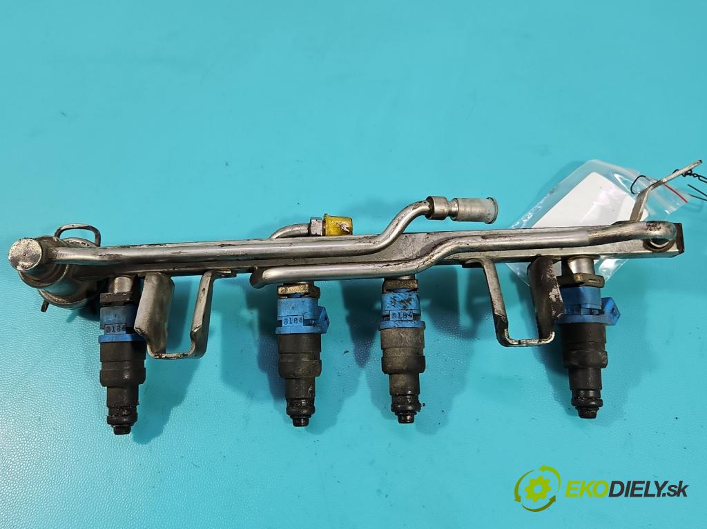 Audi A4 B5 1994-2001 1.6 SR 101 HP manual 74 kW 1595 cm3 4- vstrek 06B133551C (Vstrekovač paliva)