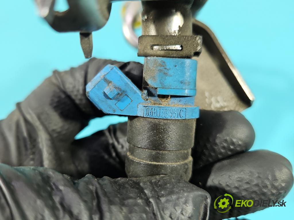 Audi A4 B5 1994-2001 1.6 SR 101 HP manual 74 kW 1595 cm3 4- vstrek 06B133551C (Vstrekovač paliva)