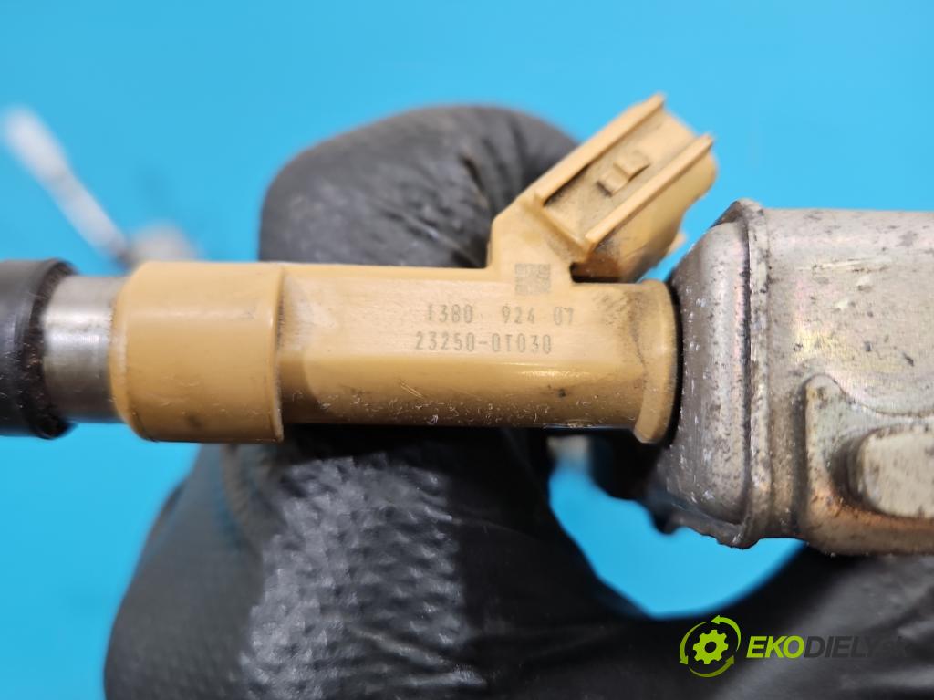 Toyota Verso 2009-2018 1.8 16V 147 HP automatic 108 kW 1798 cm3 5- vstrek 23250-0T030 (Vstrekovač paliva)