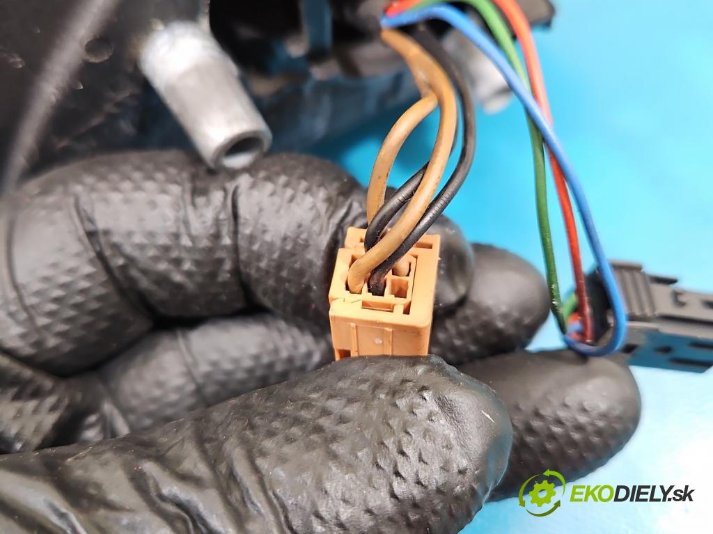 Peugeot Partner II 2008-2018 1.6 hdi 90 hp manual 66.2 kW 1560 cm3 3- zpětné zrcátko pravé  (Klika dveří ostatní)