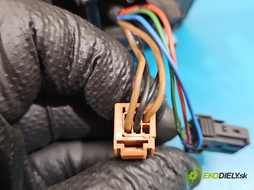 Peugeot Partner II 2008-2018 1.6 hdi 90 hp manual 66.2 kW 1560 cm3 3- zpětné zrcátko pravé  (Klika dveří ostatní)