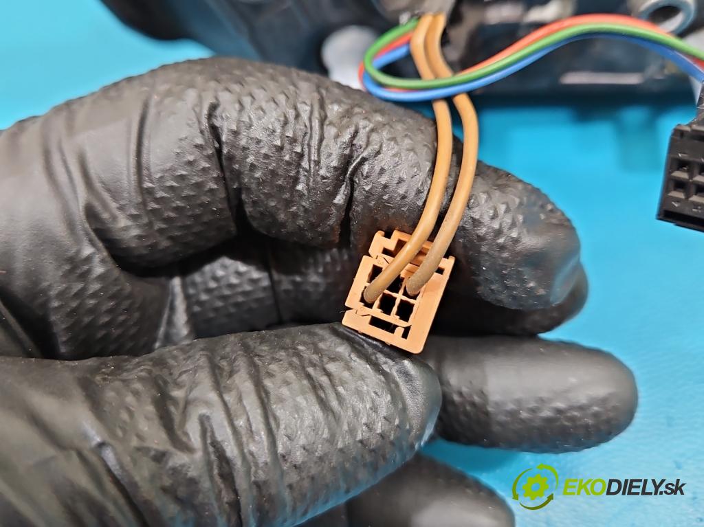 Peugeot Partner II 2008-2018 1.6 hdi 90 hp manual 66.2 kW 1560 cm3 3- zpětné zrcátko levé  (Klika dveří ostatní)