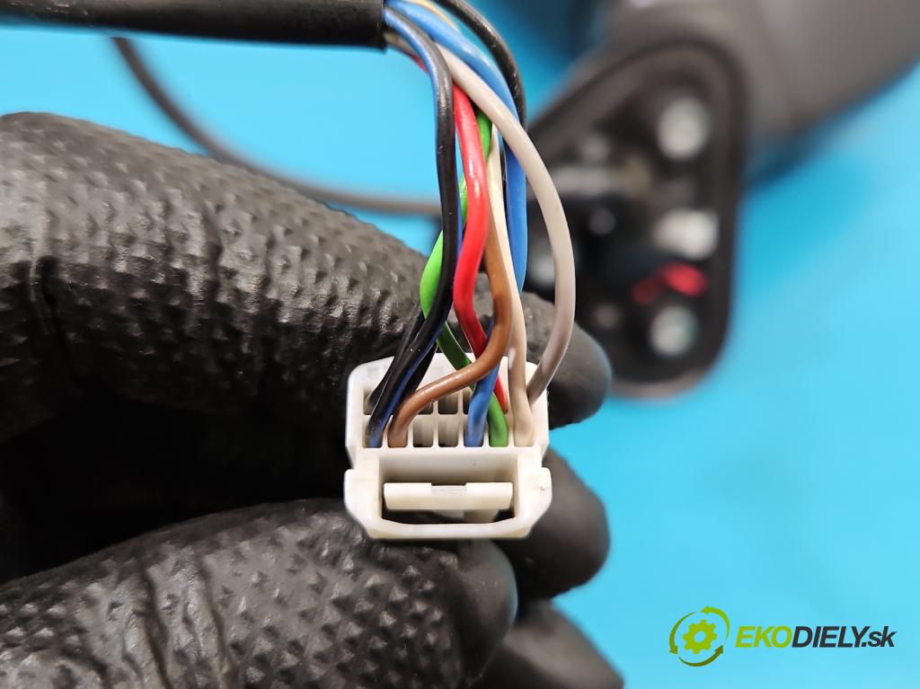 Toyota Verso 2009-2018 2.0 D4D 125 HP manual 92 kW 1998 cm3 5- zrkadlo ľavé  (Kľučka dverí ostatné)