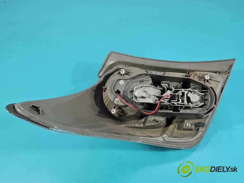 Toyota Verso 2009-2018 2.0 D4D 125 HP manual 92 kW 1998 cm3 5- svetlo / reflektor zadné pravé  (Kľučka dverí ostatné)