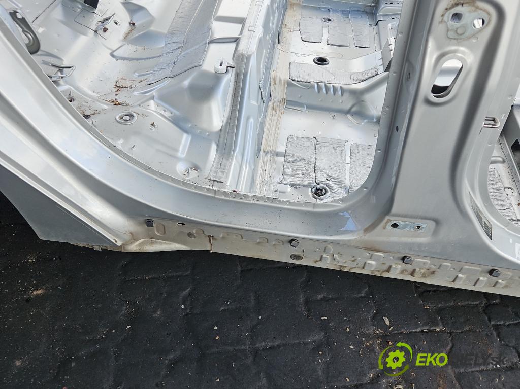 Ford Focus Mk4 2018- 1.0 ecoboost 125 HP manual 92 kW 999 cm3 5- Práh: pravý  (Karoséria ostatné)