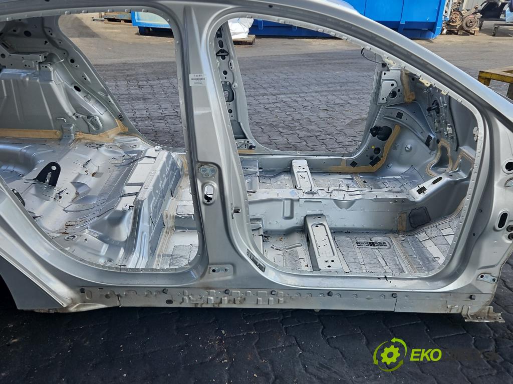 Ford Focus Mk4 2018- 1.0 ecoboost 125 hp manual 92 kW 999 cm3 5- práh pravý  (Karoserie ostatní)
