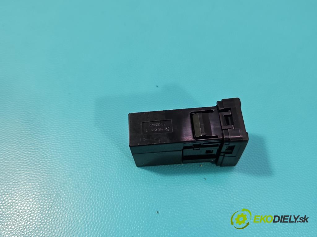 Toyota Verso 2009-2018 2.0 D4D 125 HP manual 92 kW 1998 cm3 5- zásuvka USB 86190-0D030