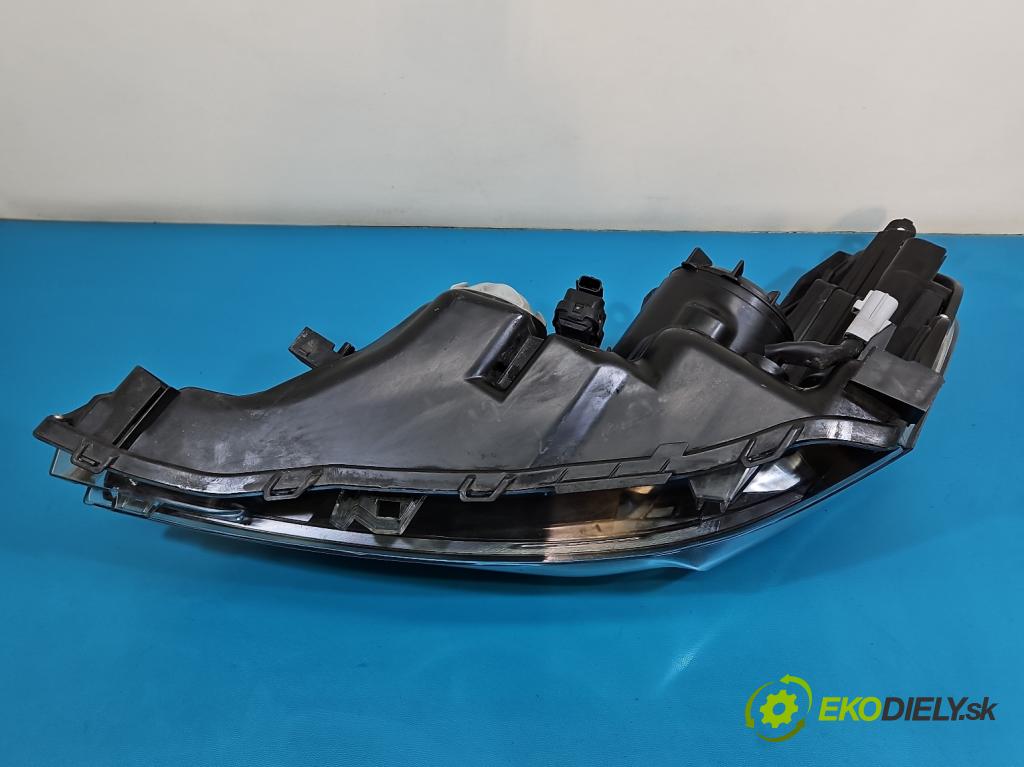 Toyota Verso 2009-2018 2.0 D4D 125 HP manual 92 kW 1998 cm3 5- Reflektor: pravý 81130-0F161-00 (Svetlo predné pravé)