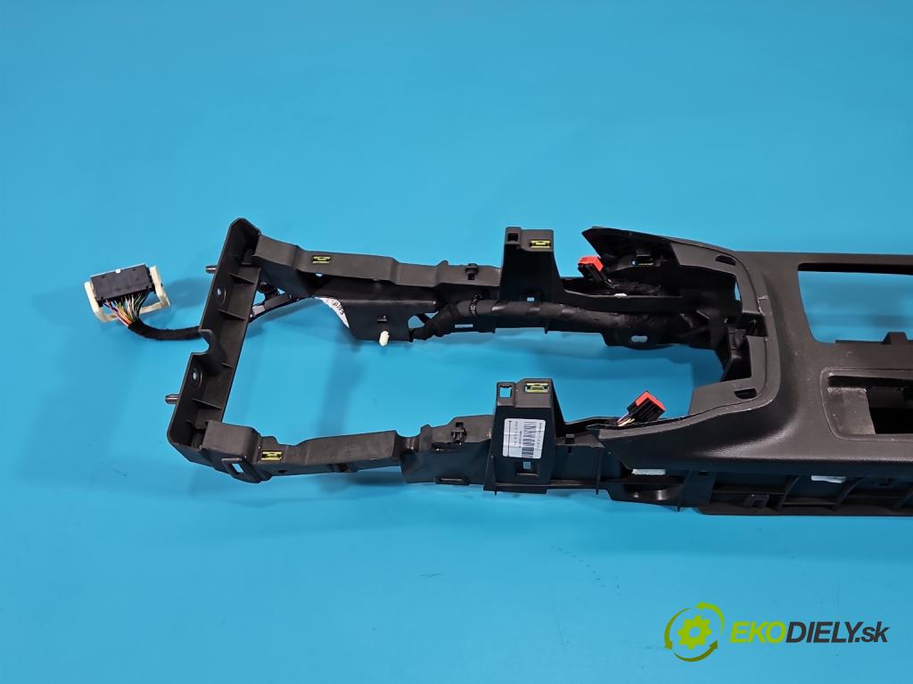 Ford Focus Mk4 2018- 1.0 ecoboost 125 HP manual 92 kW 999 cm3 5- operadlo  (Lakťová opierka)