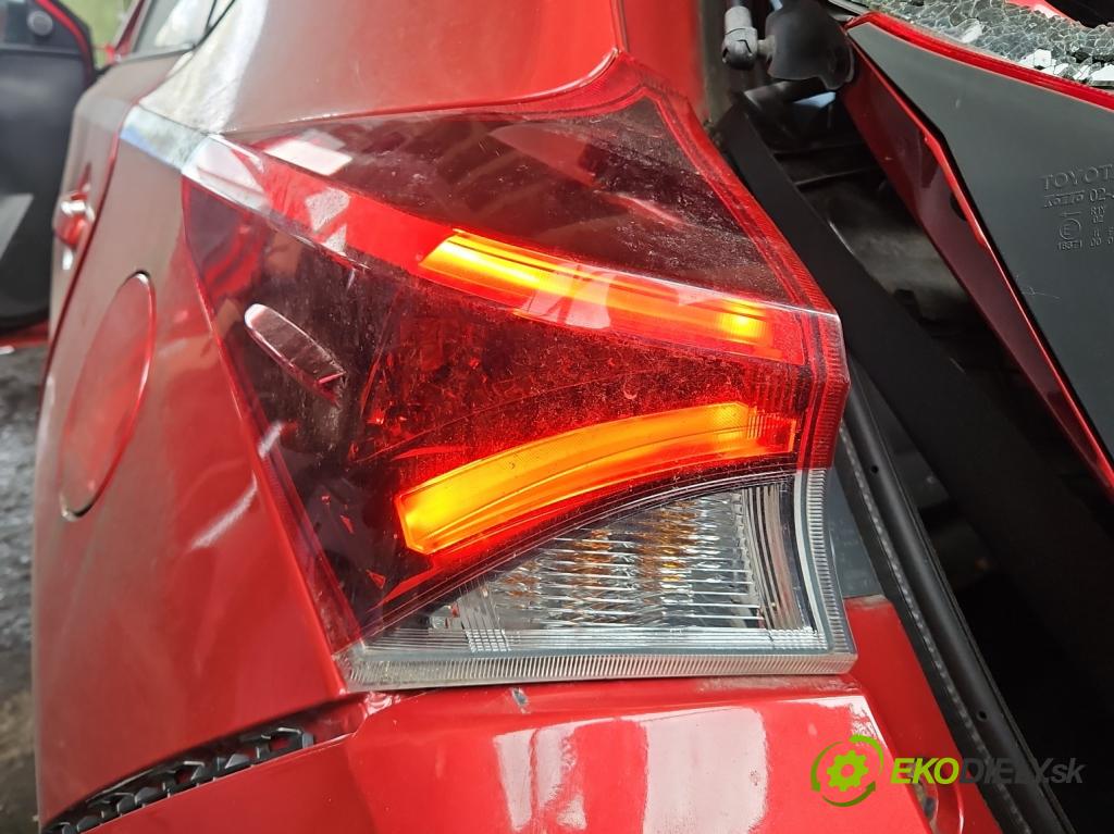 Toyota Auris II 2012-2018 1.6 16V 132  HP manual 97 kW 1598 cm3 5- svetlo / reflektor zadné ľavé blatník 
