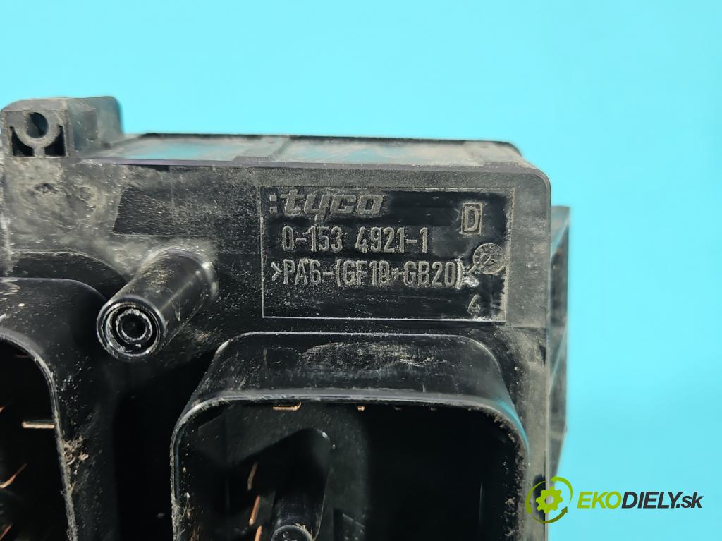 Opel Astra III 2004-2014 1.6 16V 116 HP manual 85 kW 1598 cm3 5- skrinka poistka 5DK009464-20 (Poistková skrinka)