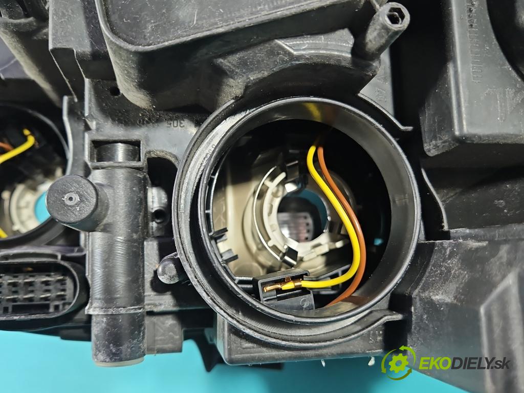 Audi A4 B8 2007-2015 2.0 TFSI 211KM automatic 155 kW 1984 cm3 5- Reflektor: ľavý  (Kľučka dverí ostatné)