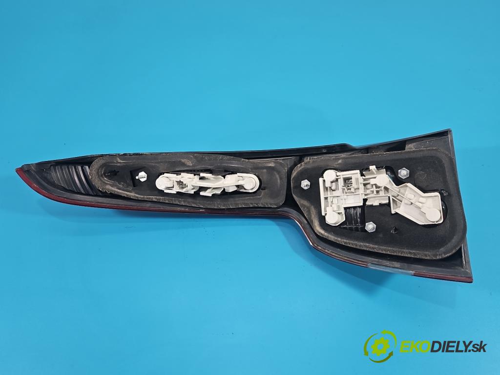 Volvo V50 2.0d 136 HP manual 100 kW 1997 cm3 5- svetlo / reflektor zadné pravé 30698921 (Kľučka dverí ostatné)