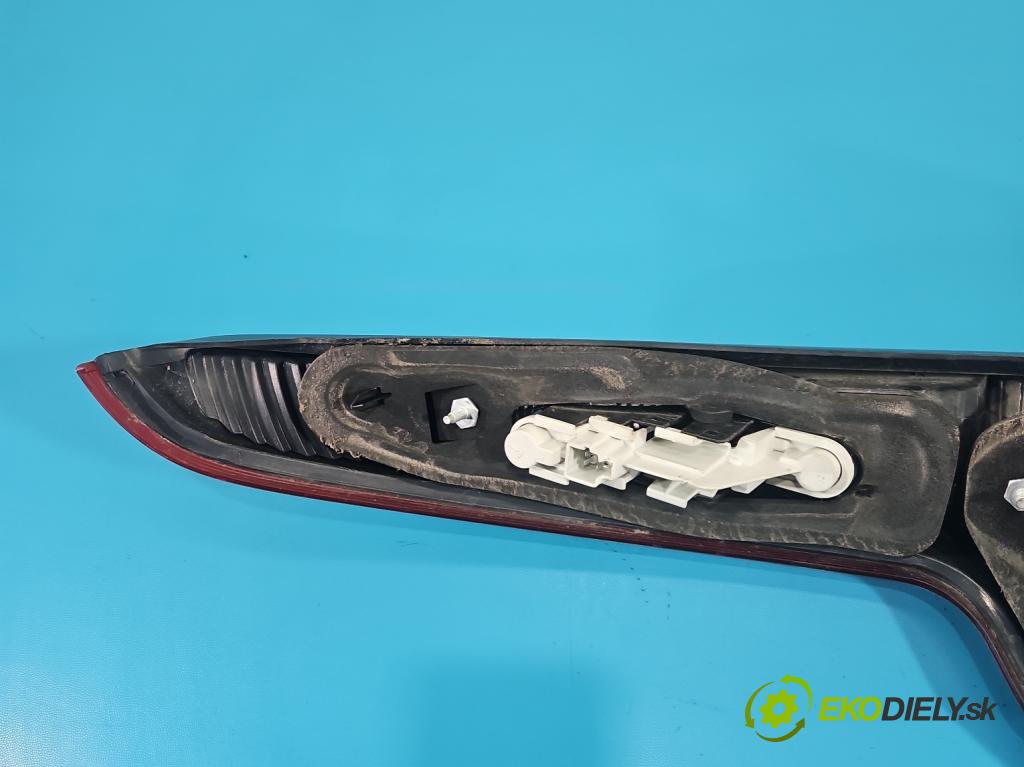 Volvo V50 2.0d 136 HP manual 100 kW 1997 cm3 5- svetlo / reflektor zadné pravé 30698921 (Kľučka dverí ostatné)