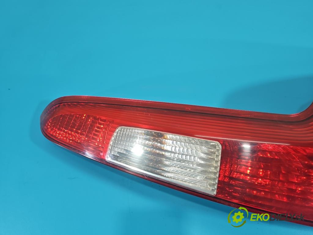 Volvo V50 2.0d 136 HP manual 100 kW 1997 cm3 5- svetlo / reflektor zadné pravé 30698921 (Kľučka dverí ostatné)