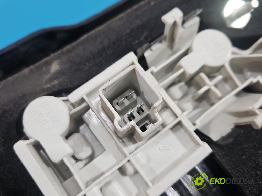 Volvo V50 2.0d 136 HP manual 100 kW 1997 cm3 5- svetlo / reflektor zadné pravé 30698921 (Kľučka dverí ostatné)