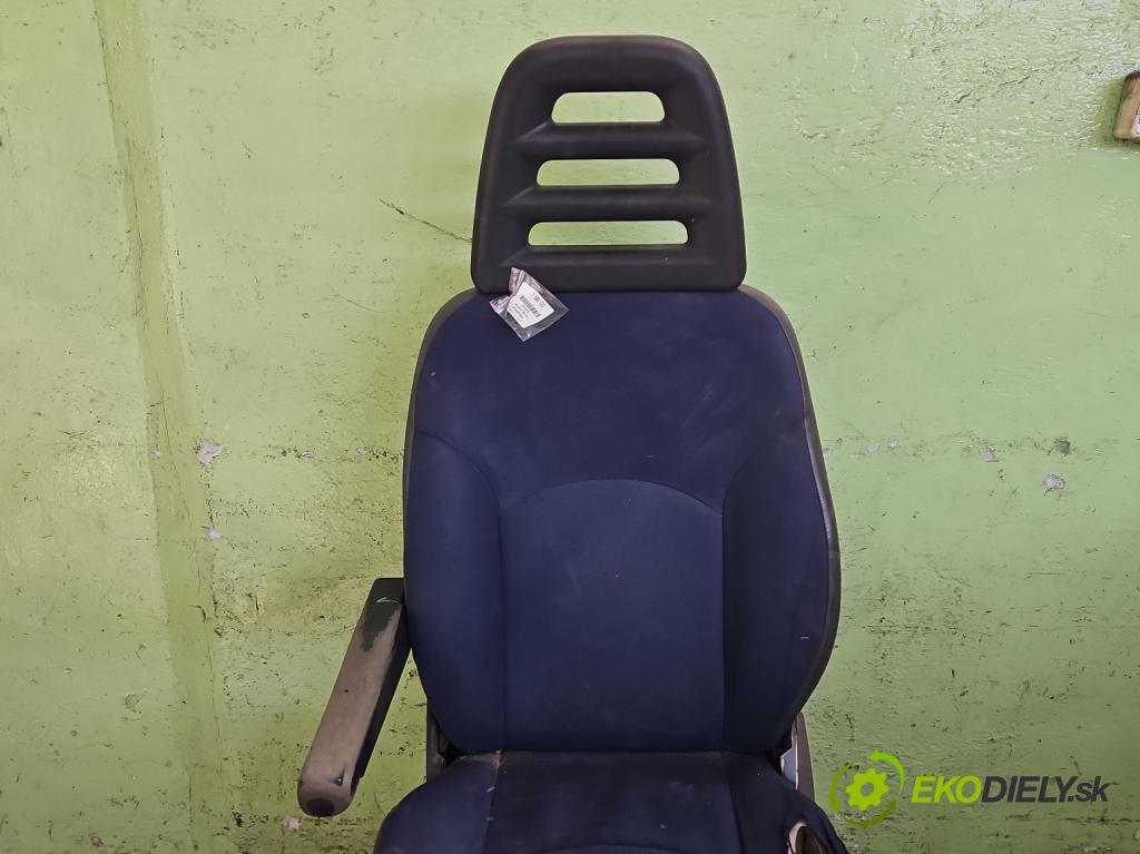 Iveco Daily IV 2006-2014 2.3 HPI 136 HP manual 100 kW 2287 cm3 5- Sedačka ľavý  (Sedadlo)