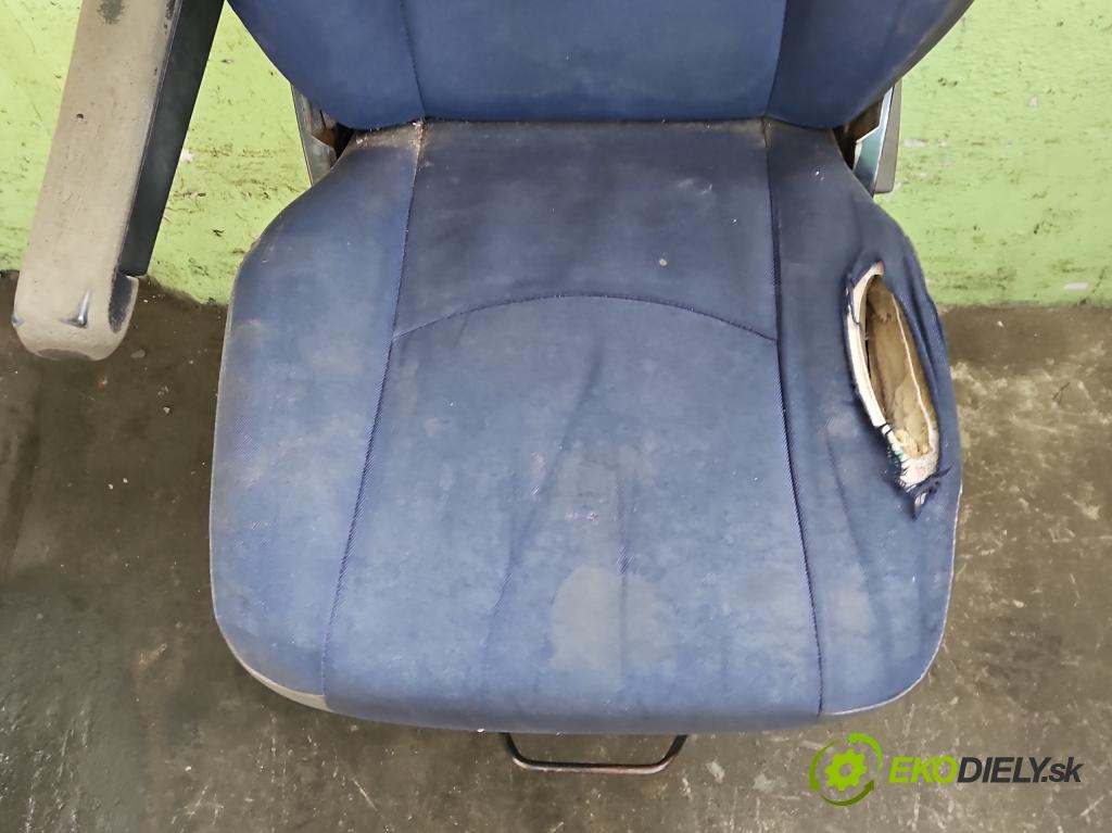Iveco Daily IV 2006-2014 2.3 HPI 136 HP manual 100 kW 2287 cm3 5- Sedačka ľavý  (Sedadlo)