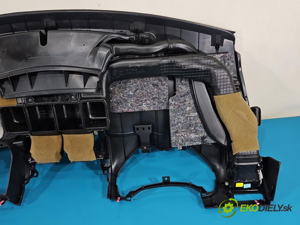 Toyota Auris I 2006-2013 1.3 16V 99 HP manual 73 kW 1329 cm3 5- kokpit,pristrojová doska rozdeľovacia
