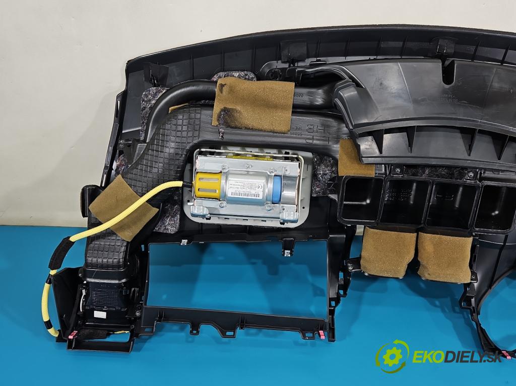 Toyota Auris I 2006-2013 1.3 16V 99 HP manual 73 kW 1329 cm3 5- kokpit,pristrojová doska rozdeľovacia