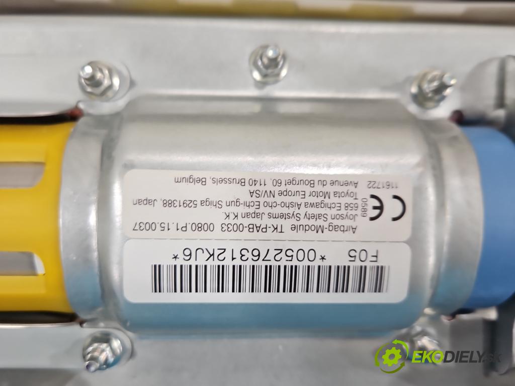 Toyota Auris I 2006-2013 1.3 16V 99 HP manual 73 kW 1329 cm3 5- kokpit,pristrojová doska rozdeľovacia
