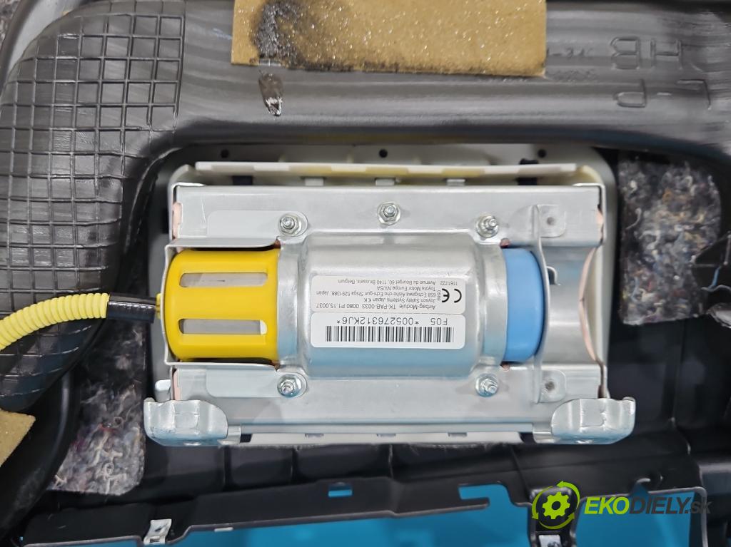 Toyota Auris I 2006-2013 1.3 16V 99 HP manual 73 kW 1329 cm3 5- kokpit,pristrojová doska rozdeľovacia