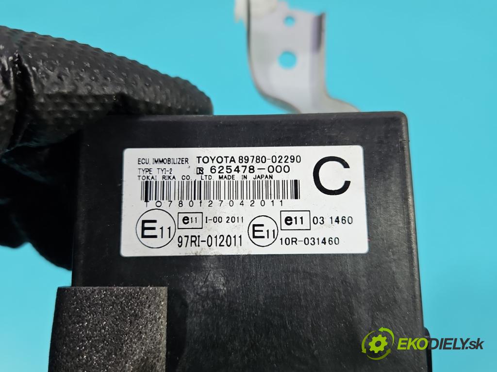 Toyota Auris I 2006-2013 1.3 16V 99 HP manual 73 kW 1329 cm3 5- riadiaca jednotka motora 89661-02W31
