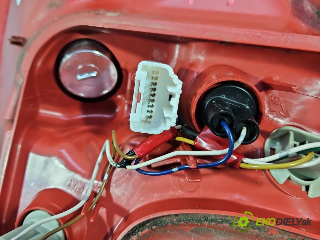 Toyota Auris I 2006-2013 1.3 16V 99 HP manual 73 kW 1329 cm3 5- svetlo / reflektor zadné pravé 81550-02540 (Kľučka dverí ostatné)