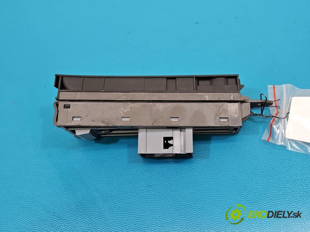 Vw Passat B7 2010-2014 2.0 tdi 140 HP automatic 103 kW 1968 cm3 5- prepínač brzda: ručný 3AB927137 (Prepínacie páčky pod volantom)