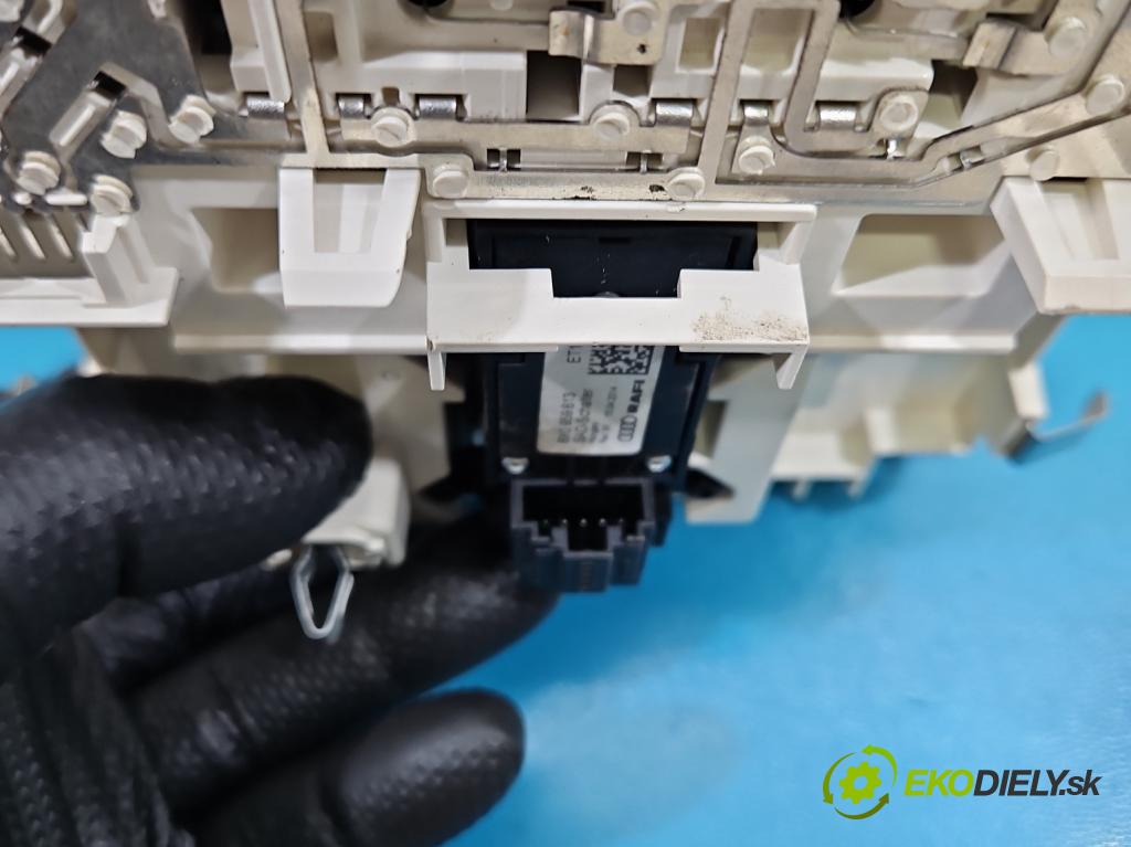Audi A3 8V 2013-2020 1.8 TFSI 179KM automatic 132 kW 1798 cm3 4- světlo interiéru 8V0947135C