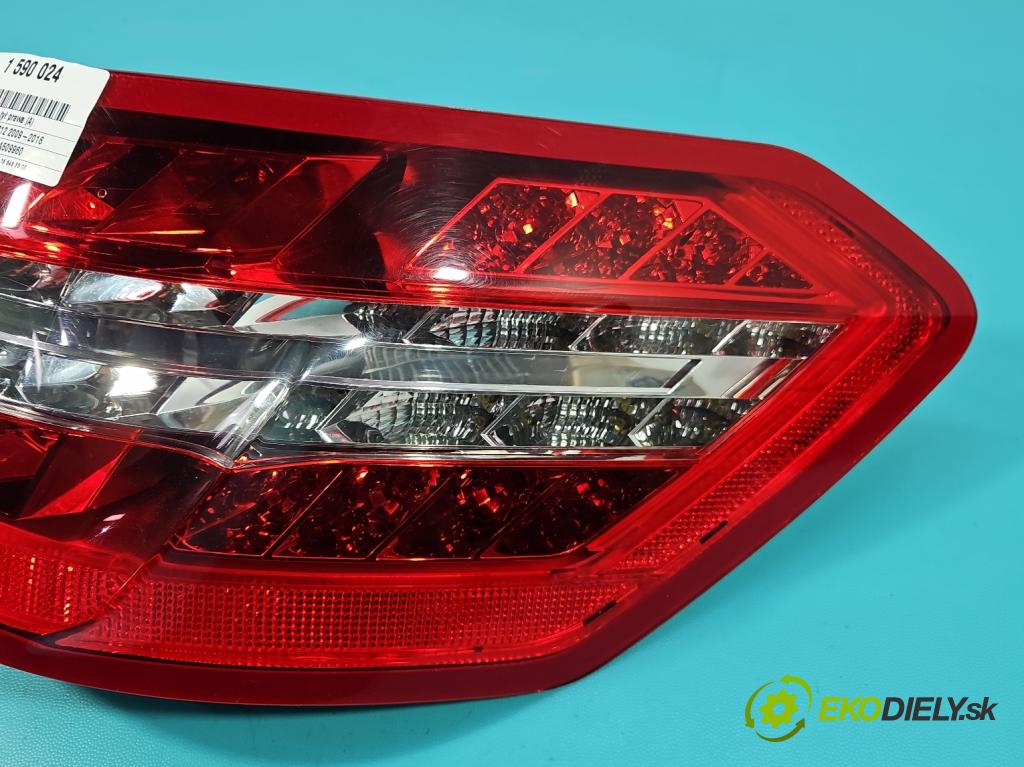 Mercedes E W212 2009-2016 2.2 CDI 136 HP automatic 100 kW 2143 cm3 4- svetlo / reflektor zadné pravé A2129060658 (Kľučka dverí ostatné)