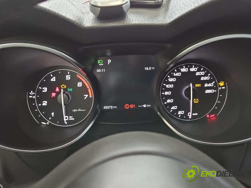 Alfa romeo Stelvio 2016- 2.0 T 280KM: automatic 206 kW 1995 cm3 5- prístrojovka/ budíky 50551317 (Prístrojová doska)