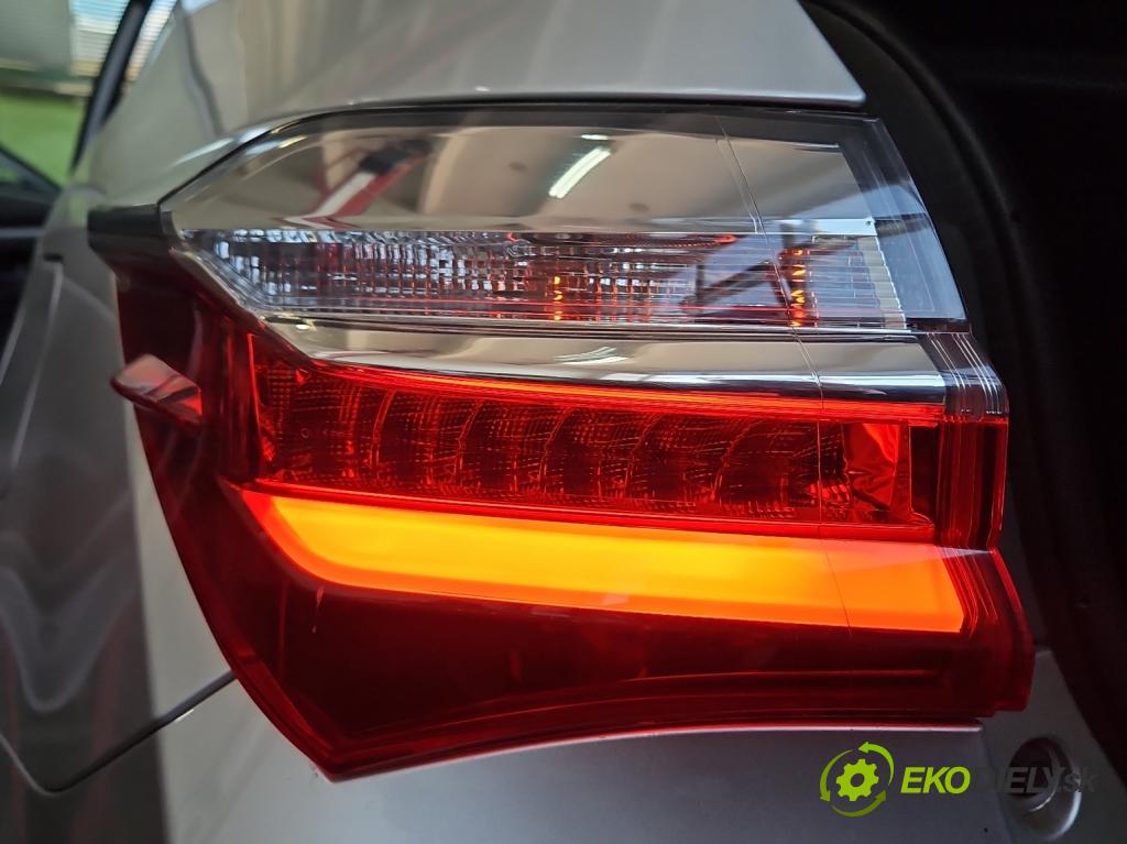 Toyota Corolla E16/E18  2013-2019 1.3 16V 99 HP manual 73 kW 1329 cm3 4- svetlo / reflektor zadné ľavé 81560-02A80 (Kľučka dverí ostatné)