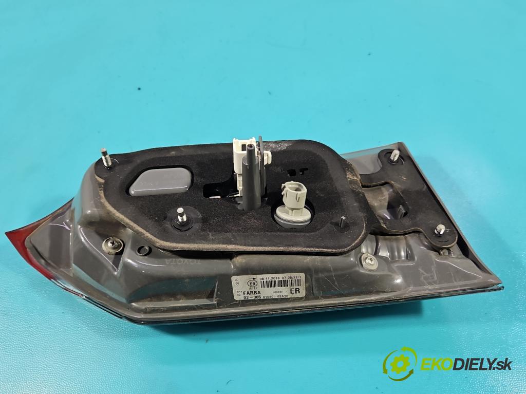 Toyota Corolla E16/E18  2013-2019 1.3 16V 99 HP manual 73 kW 1329 cm3 4- svetlo / reflektor zadné pravé 81580-02A30 (Kľučka dverí ostatné)