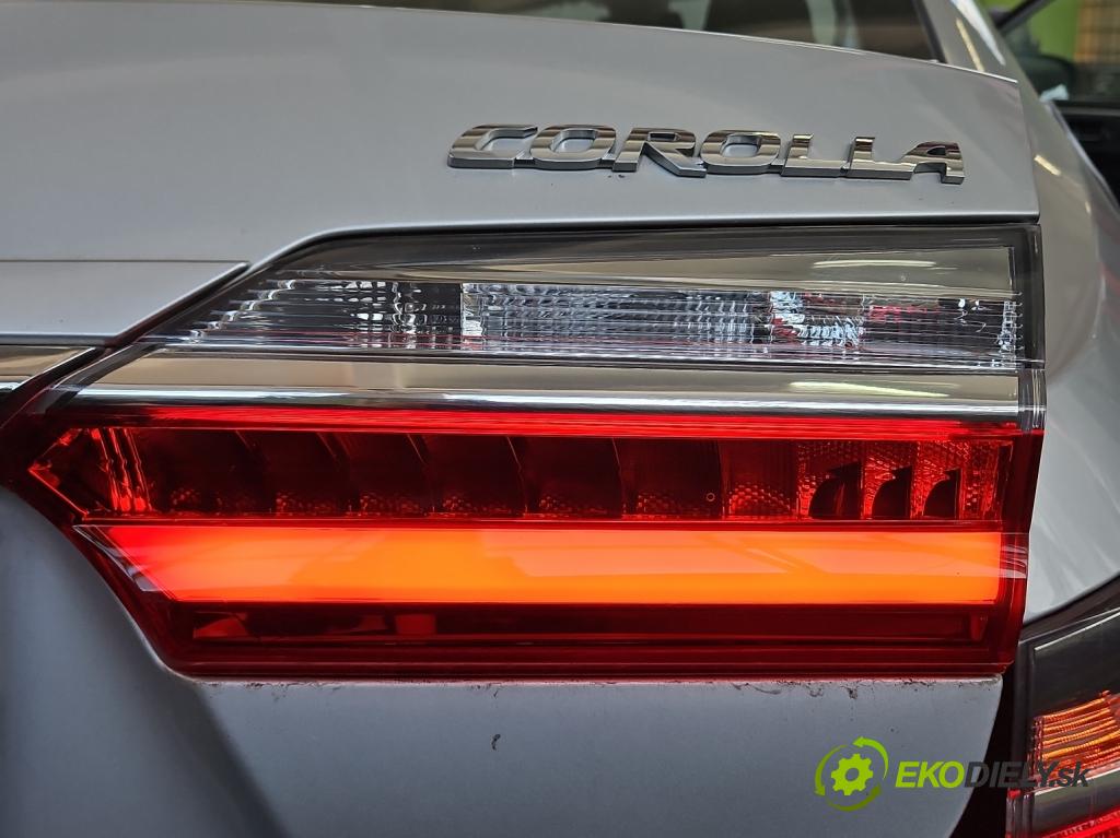 Toyota Corolla E16/E18  2013-2019 1.3 16V 99 HP manual 73 kW 1329 cm3 4- svetlo / reflektor zadné pravé 81580-02A30 (Kľučka dverí ostatné)