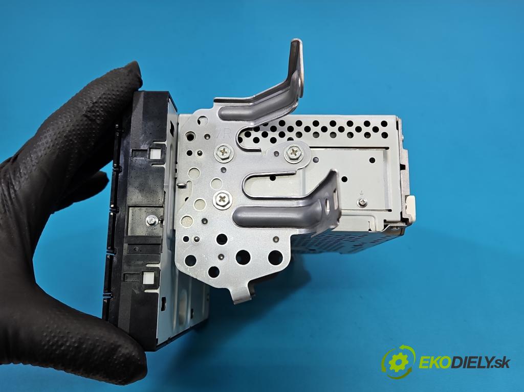 Toyota Corolla E16/E18  2013-2019 1.3 16V 99 HP manual 73 kW 1329 cm3 4- Radio originál 86120-02J90