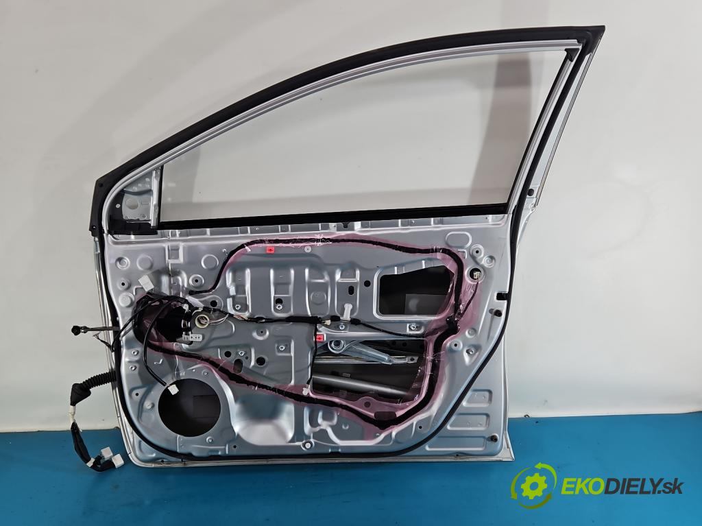 Toyota Corolla E16/E18  2013-2019 1.3 16V 99 HP manual 73 kW 1329 cm3 4- dvere predné pravé  (Kľučka dverí ostatné)