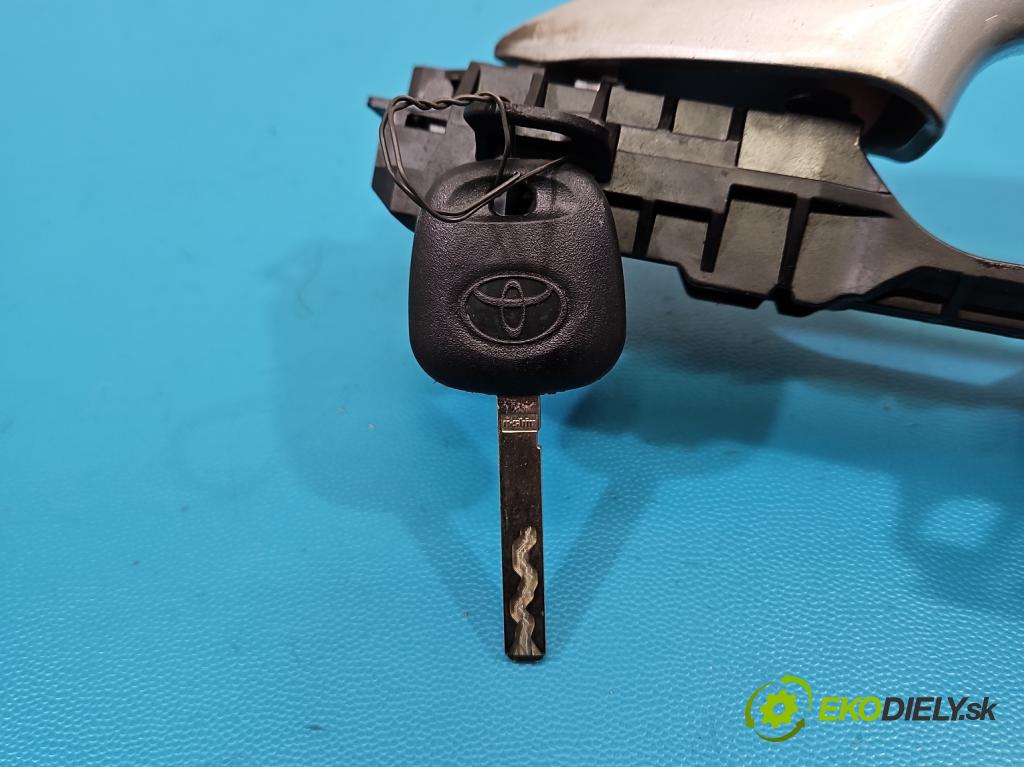 Toyota Corolla E16/E18  2013-2019 1.3 16V 99 HP manual 73 kW 1329 cm3 4- rukoväť predné ľavé mimo:  (Kľučka dverí vonkajšia predná ľavá)