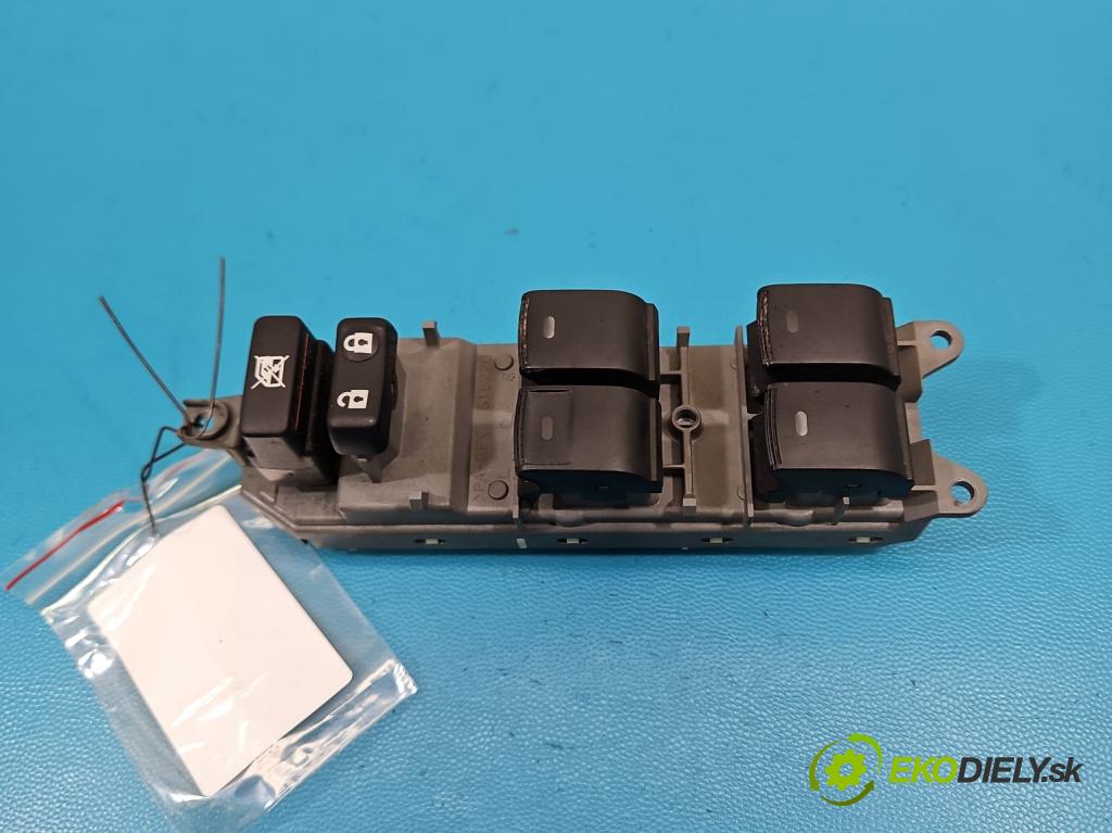 Toyota Corolla E16/E18  2013-2019 1.3 16V 99 HP manual 73 kW 1329 cm3 4- prepínač okien spätných zrkadiel
