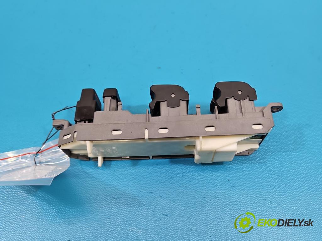 Toyota Corolla E16/E18  2013-2019 1.3 16V 99 HP manual 73 kW 1329 cm3 4- prepínač okien spätných zrkadiel